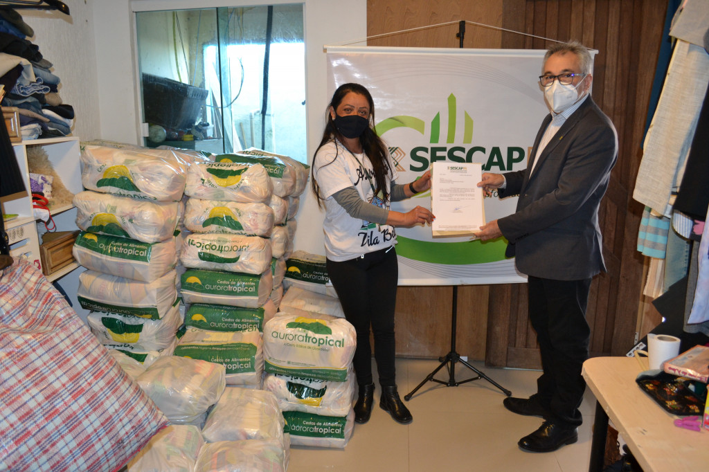 Presidente do SESCAP-PR entrega alimentos às famílias da Vila Betel